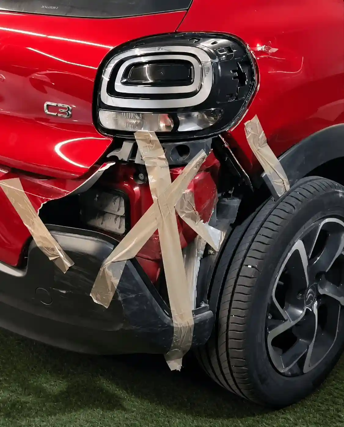 Citroën C3 accidentée à l'arrière — avant intervention